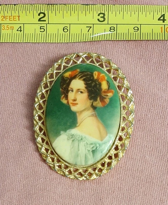 BEAUTIFUL Vintage Woman’s Portrait Cameo Art Brooch Pin Gold Tone Border