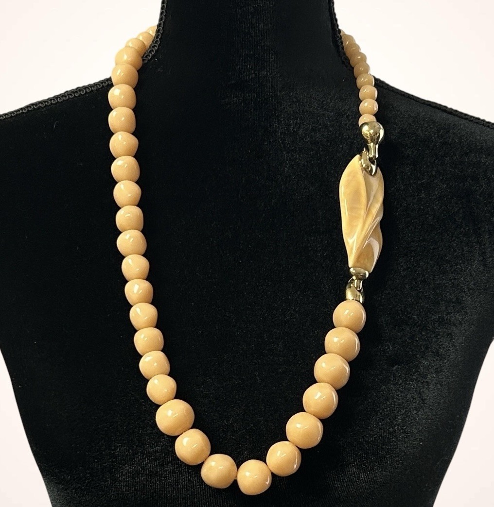 Trifari Necklace Kunio Matsumoto Peach Blush Graduated Lucite Beads 70s Chunky