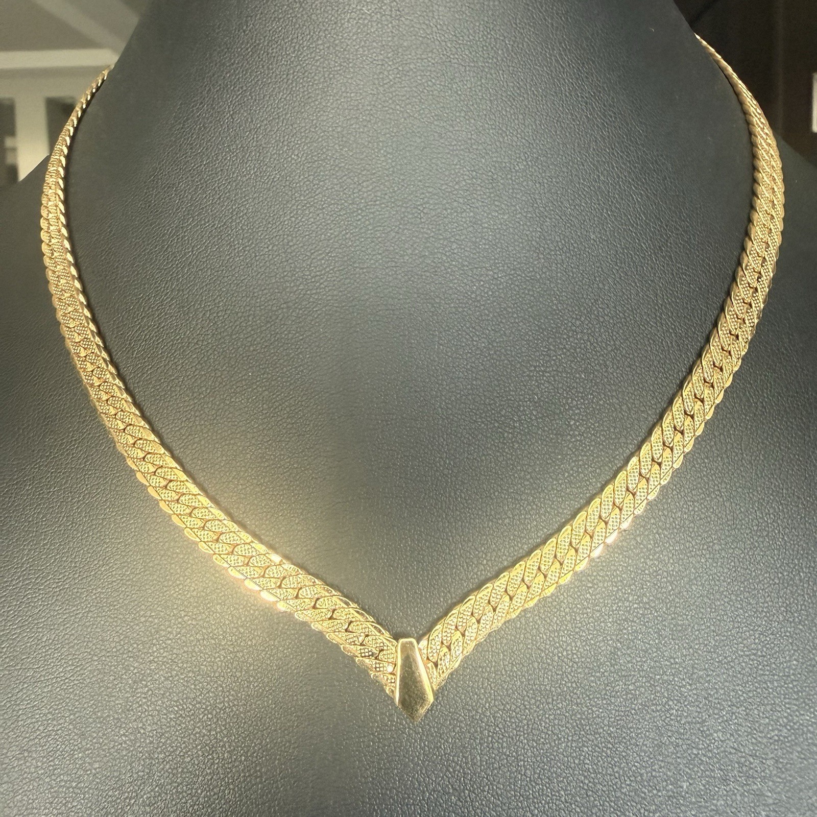 VTG. 1980’s SHINY GOLD TONE V DROP 6mm HERRINGBONE CHAIN NECKLACE 17.5”