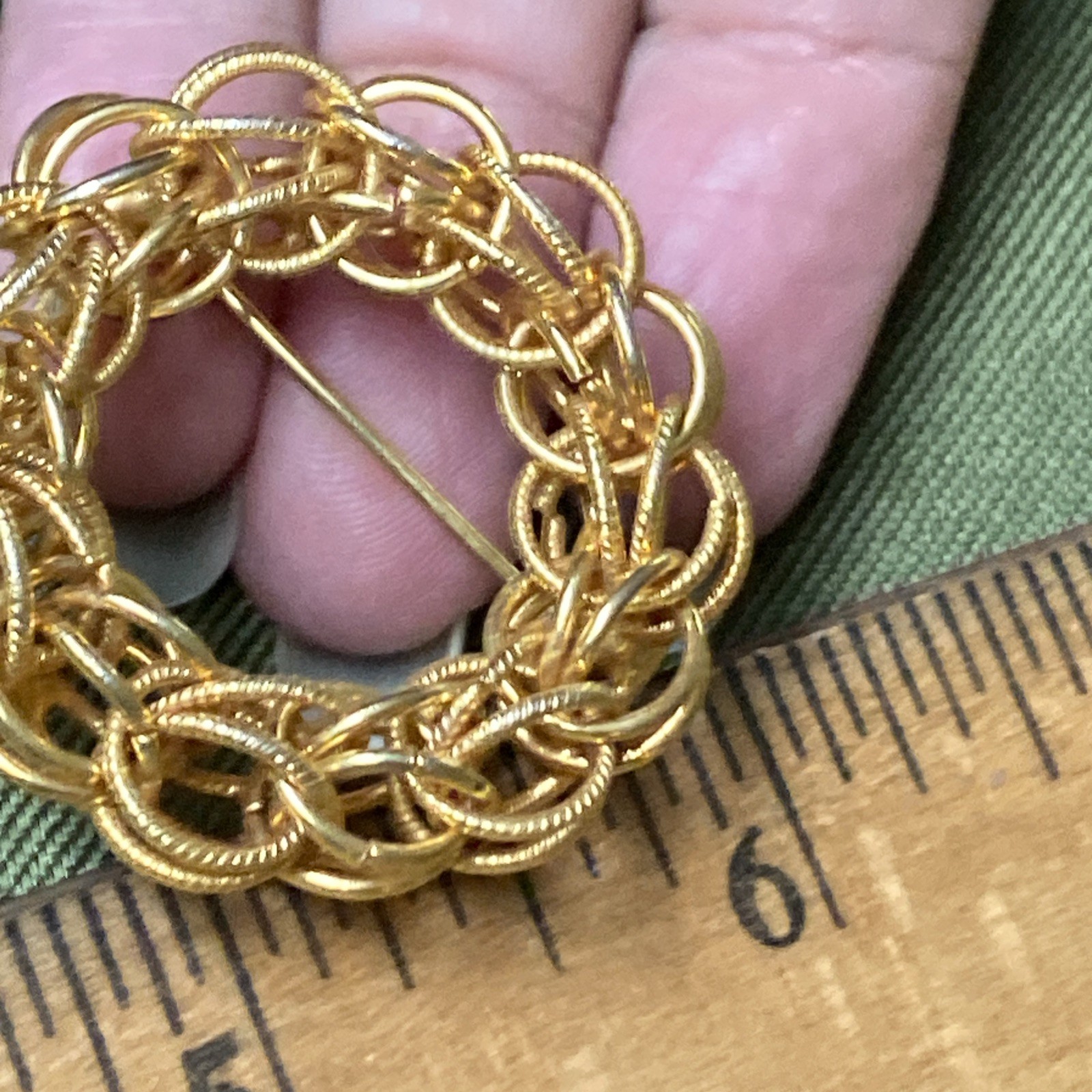 GOLD TONE ABSTRACT VINTAGE METAL BROOCH ROUND CIRCLE
