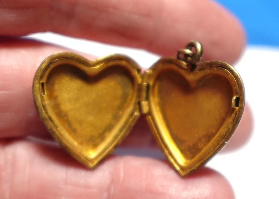 GOLD FILLED VINTAGE HEART LOCKET MOTHER OF PEARL 4.1 GRAMS J-713