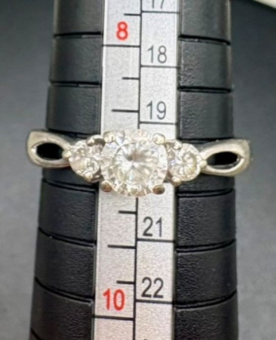 Vintage Sterling Silver CZ Three Stone Ring Size 9 925 Cubic Zirconia 2.6g
