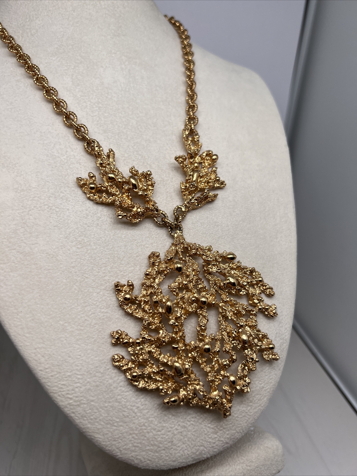 RARE 1971 NAPIER BERTOLLI ‘SCULPTED CORAL’ GOLD-TONE CHAIN PENDANT BOOK PIECE