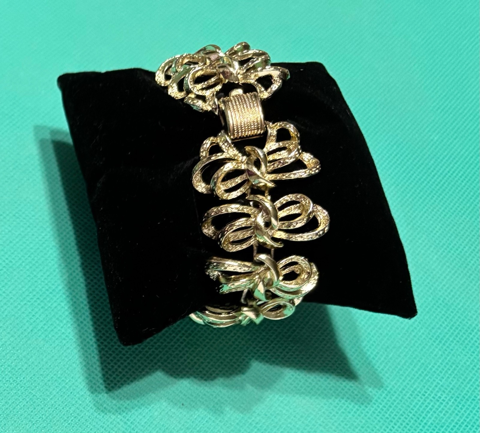 Coro Pegasus Bracelet Vtg Gold Tone Textured Bows Ribbons Design Approx 7 Inches