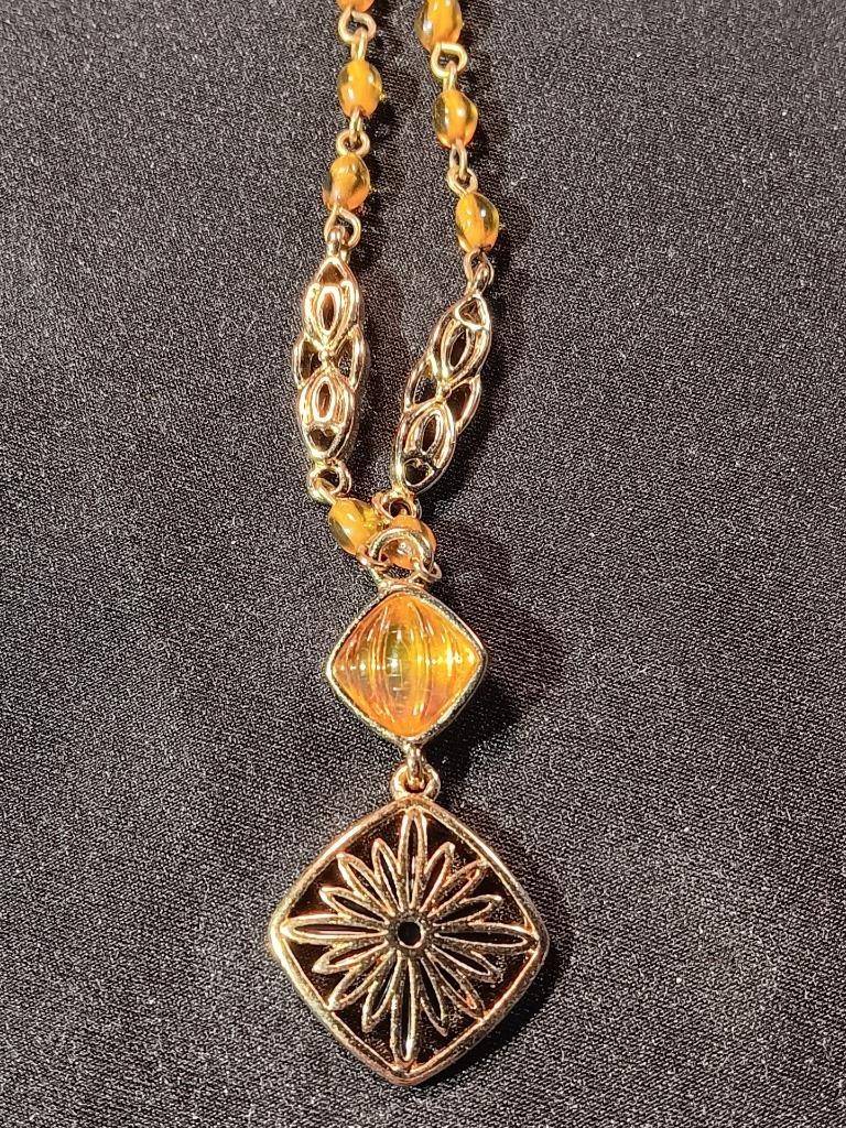 Vintage Gold Tone Necklace Honey Amber Colored Bead/Pendant J2