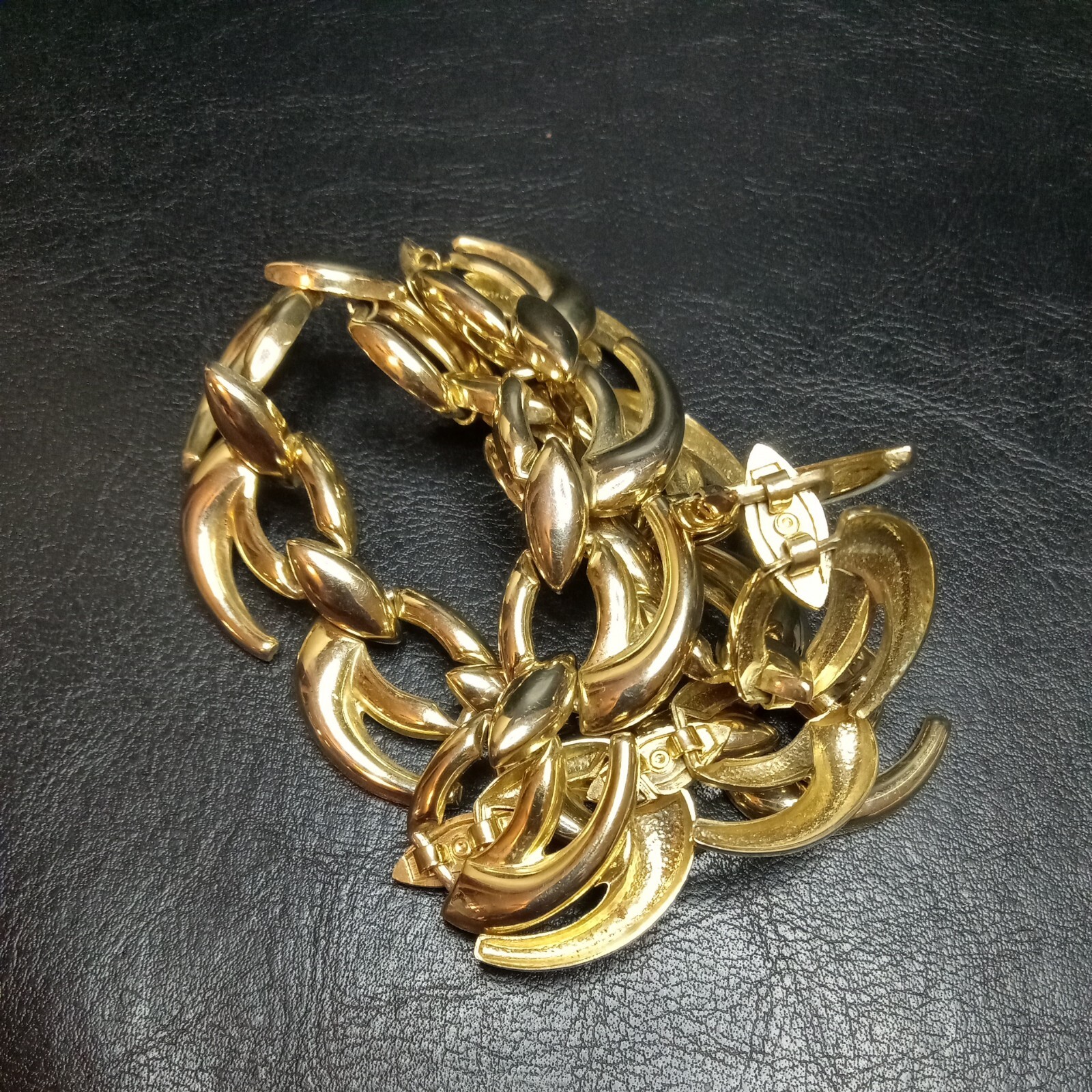 Vintage Jewelry Signed WM Gold Tone Link Necklace. 3709