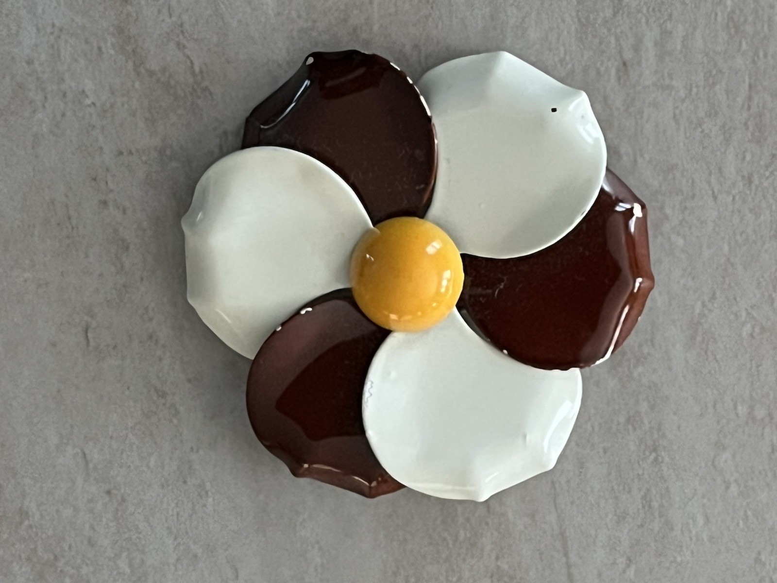 VTG 60’s White & Brown Enamel Yellow Center Daisy Flower Pinwheel Brooch Pin