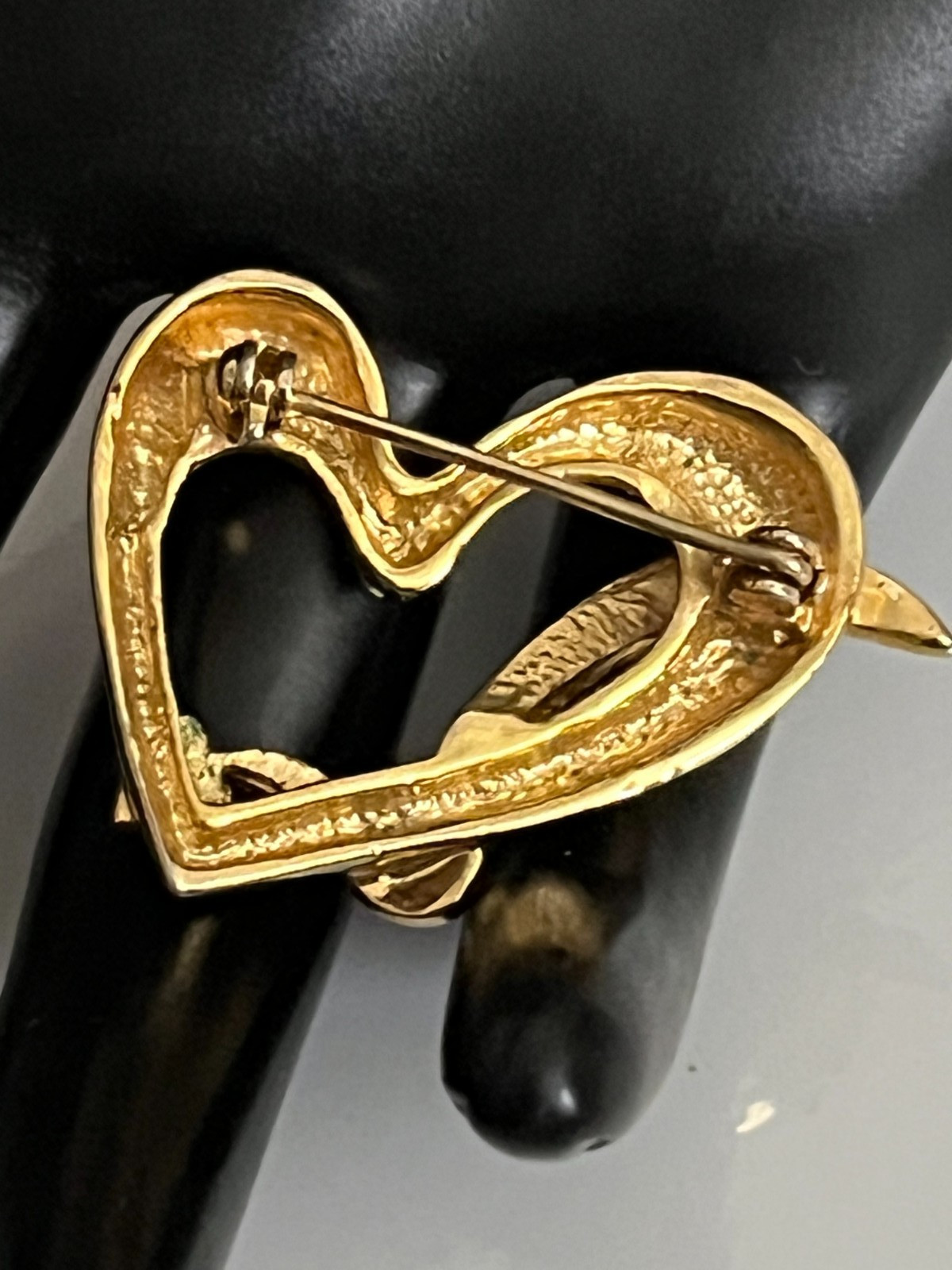 💛 VNTG GOLDTONE OPEN HEART BROOCH • RIBBON‑ARROW SWIRL DESIGN