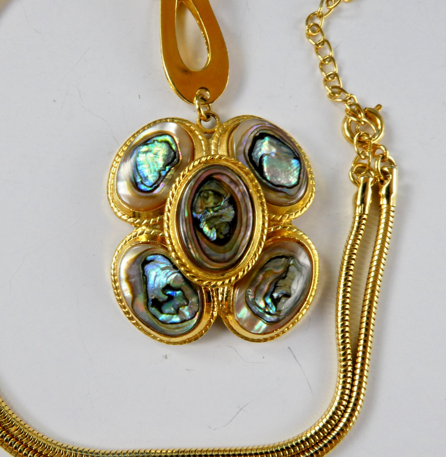 Pretty Abalone Inlay Pendant Gold Tone Snake Chain Nice Quality Designer Style
