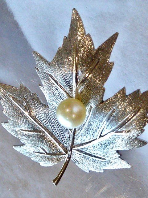 MIKIMOTO SIGNED VINTAGE BRIGHT CLEAN 6.5 MM CULTURED AKOYA PEARLS STERLING PIN