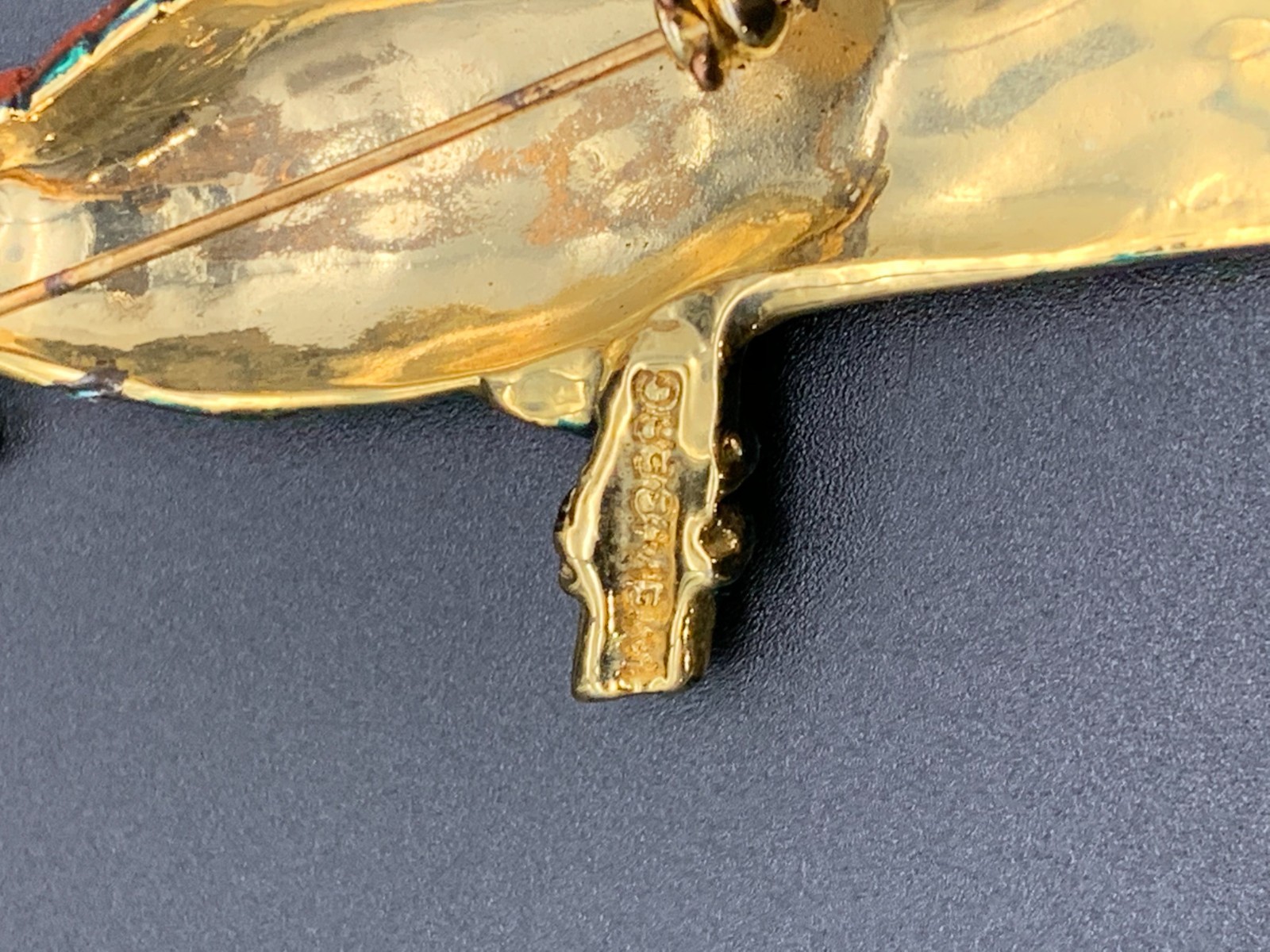 VINTAGE DESIGNER PIN BROOCH BY WEINBERG BIRD PARROT (789)