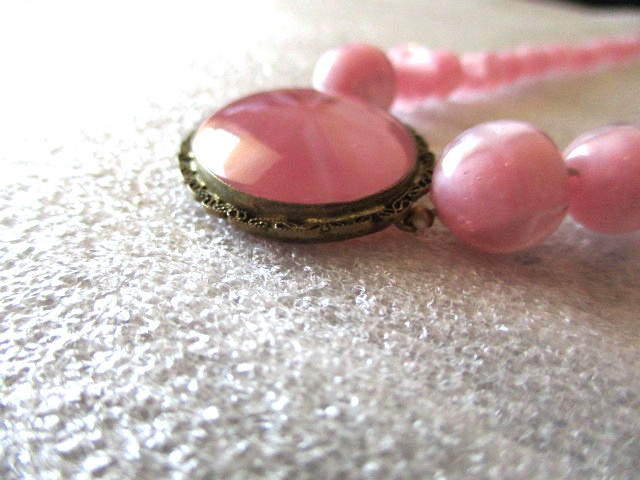 VINTAGE PINK GLASS 14K YELLOW GOLD BEAD CHOKER NECKLACE – 16.5″