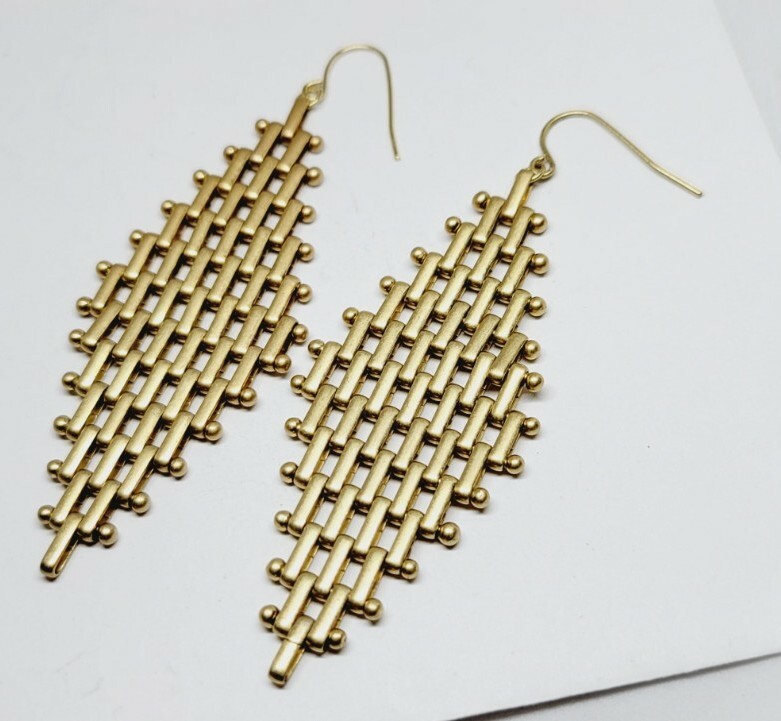 Gigi In Style CHAIN MAIL Design Dangle Gold tone Pierced Earrings 3 in Drop
