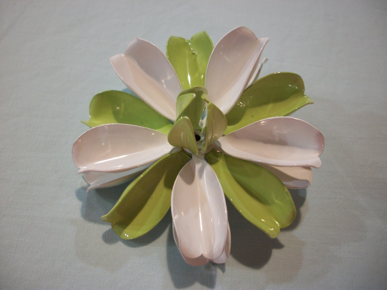 ViNTaGE MeTaL ENaMeL CuRLY PaLe LiMe GReeN/WHiTe/ LaRgE 2.25″ FLoWeR PiN (READ)