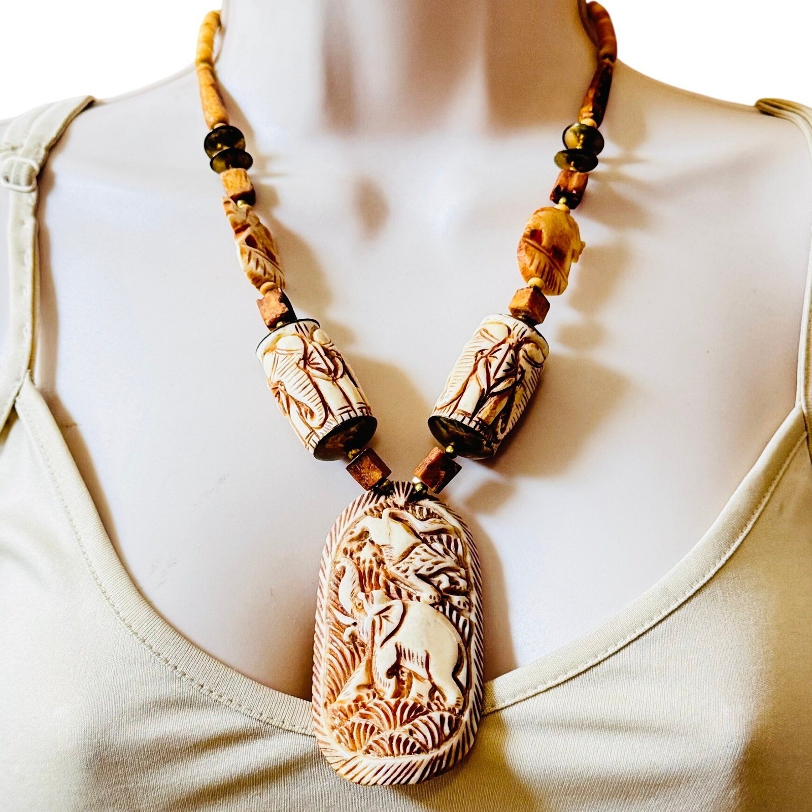VTG Safari Animal Carved Necklace Massive Statement Retro Boho Indie 70s 21″