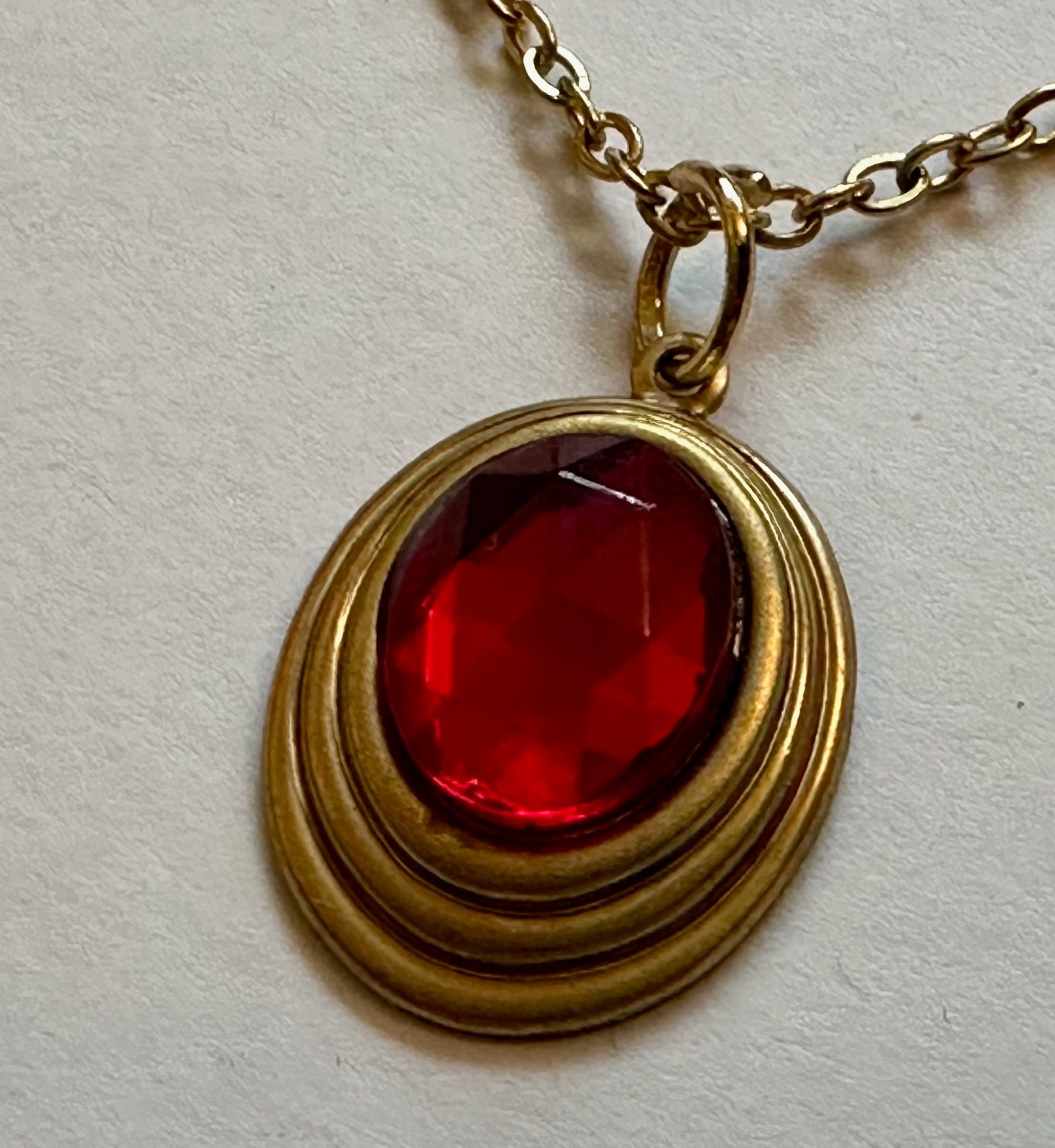 VINTAGE JEWELRY SET NECKLACE RED LUCITE PLASTIC W BRASS 3/4 OF 1″ & EARRINGS