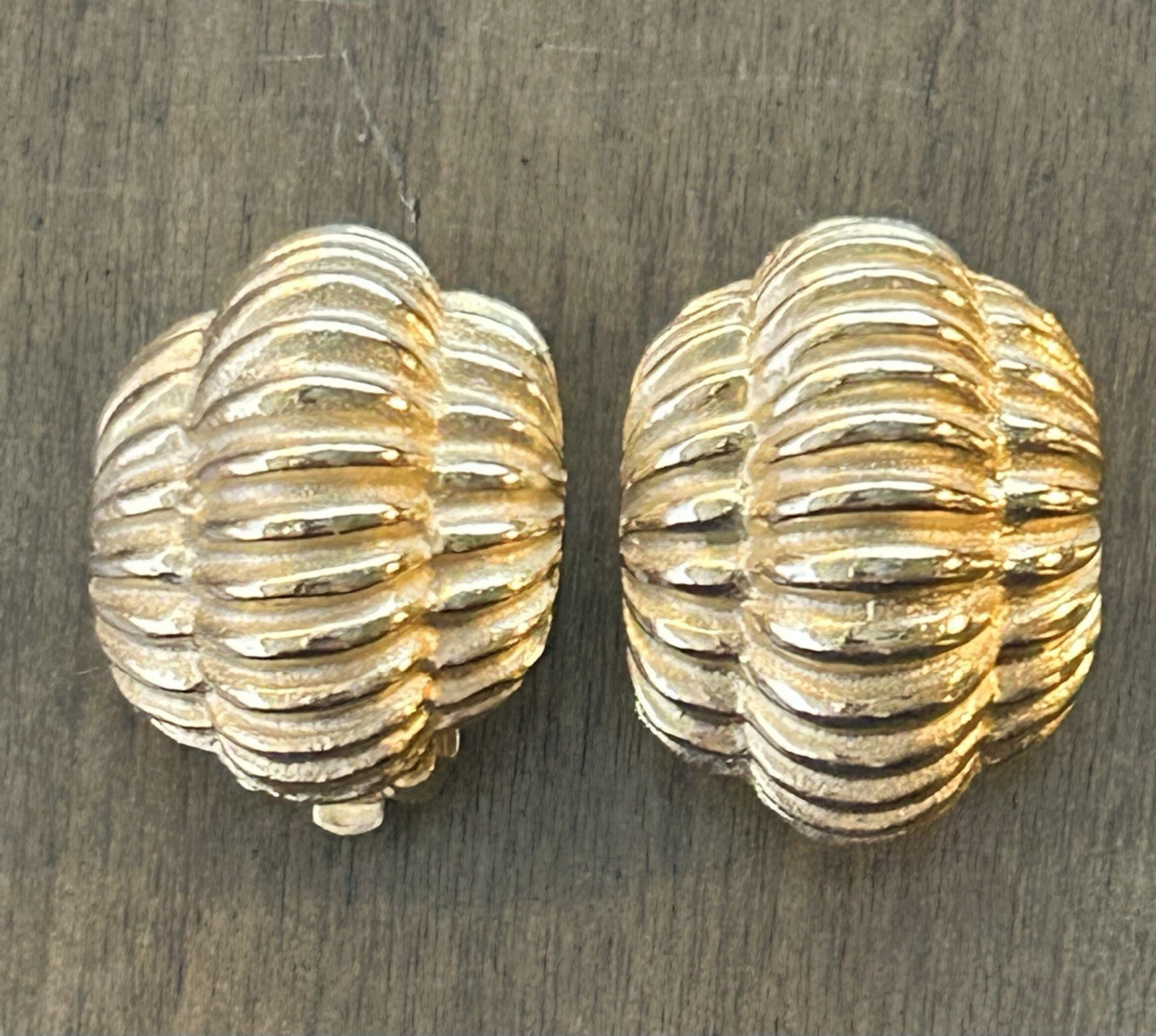 Gay Boyer Goldtone Gold Shell Dome Clip On Earrings y2k 90s 80s Chic Statement