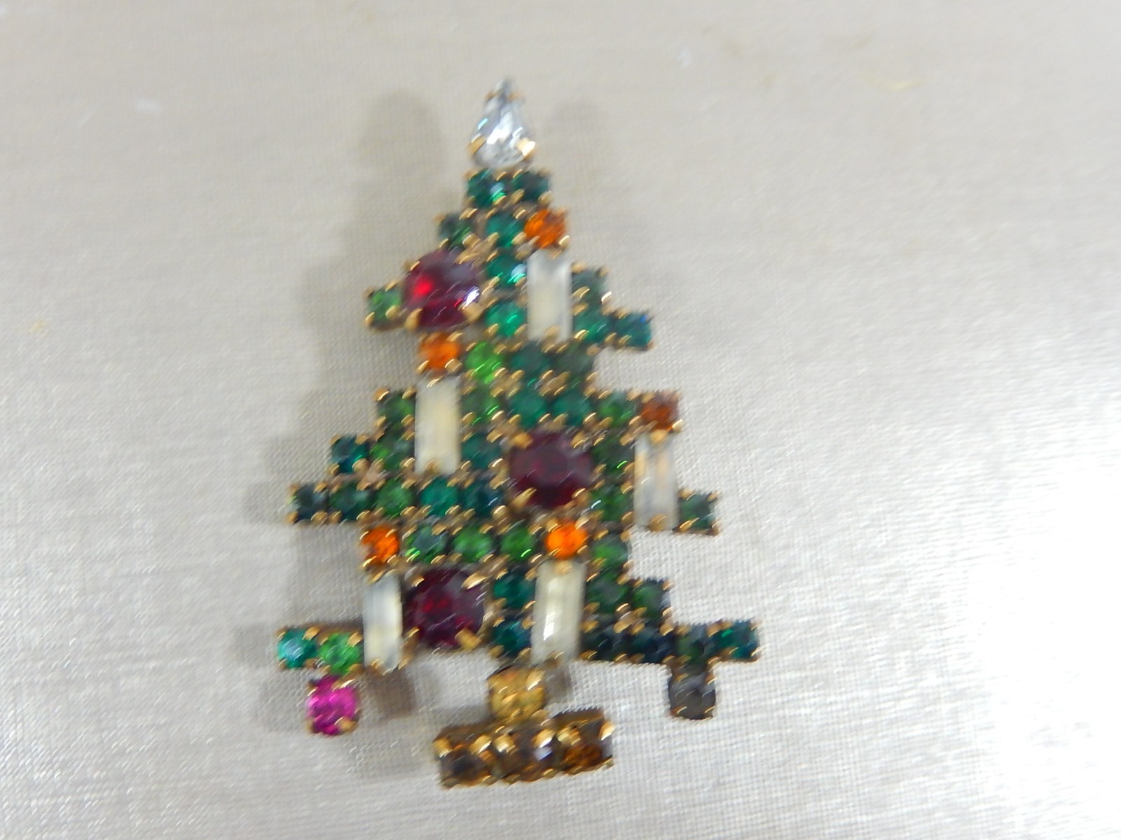 50’s OLD WEISS UNSIGNED CHRISTMAS TREE CANDLE LIT MULTI COLOR RHINESTONE BROOCH