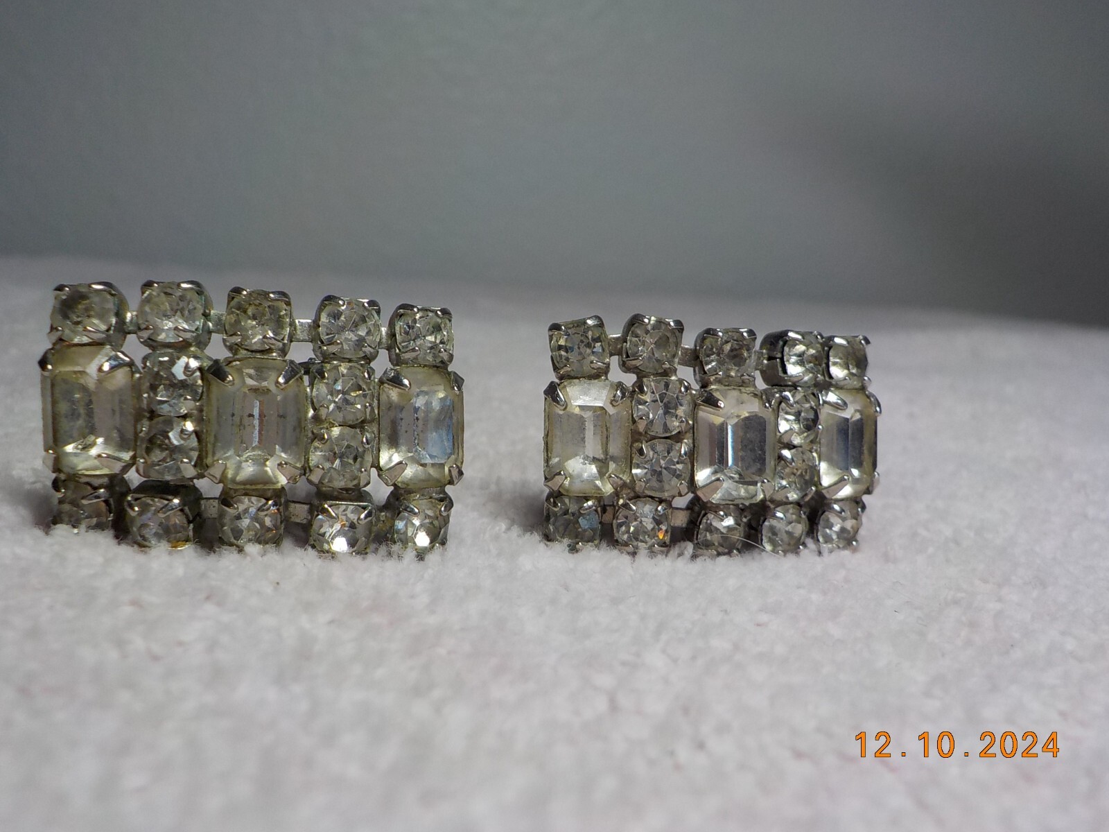 VINTAGE CLEAR RHINESTONE CLUSTER CLIP-ON EARRINGS W/EMERALD/ROUND CUT STONES