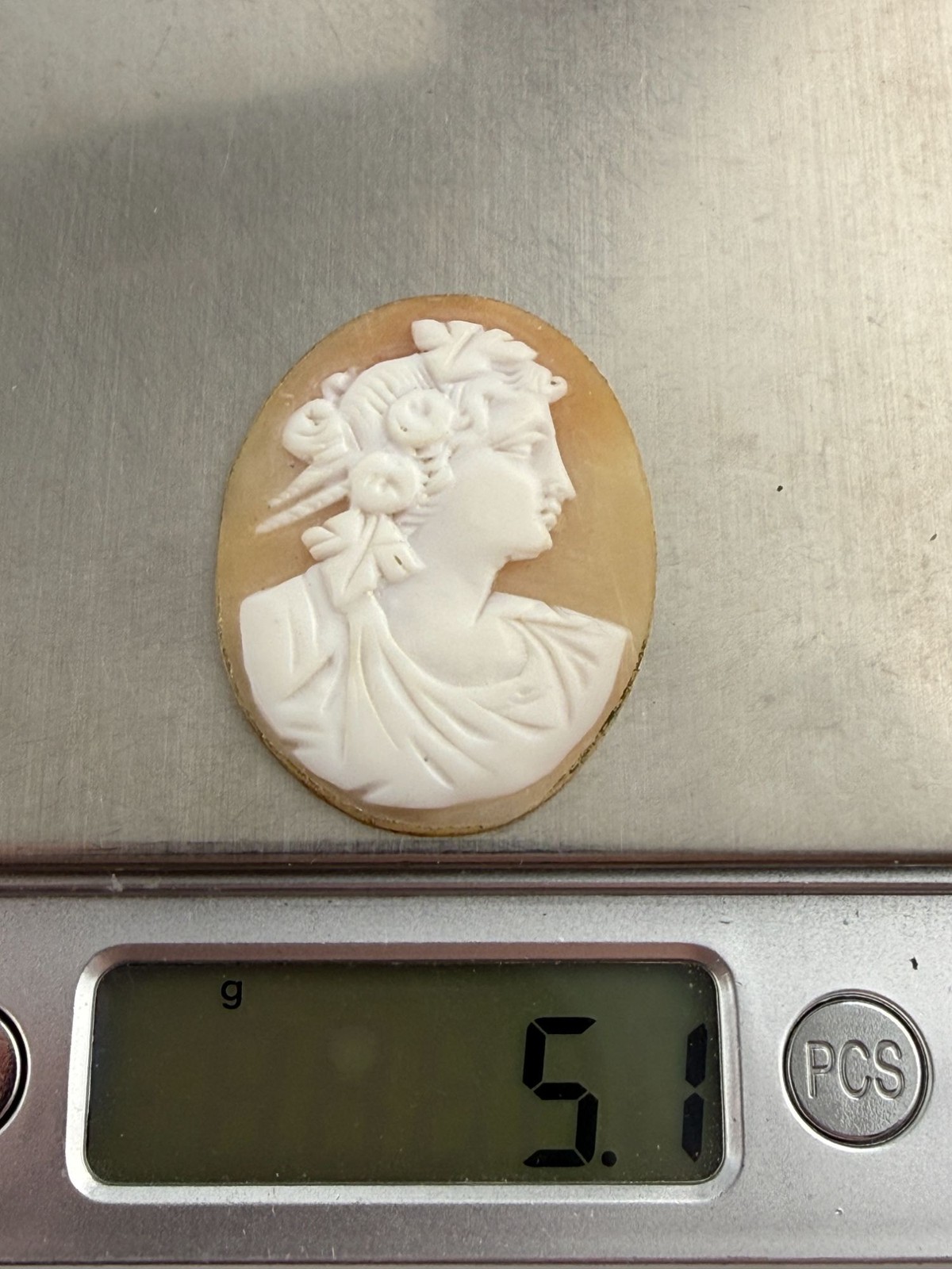 Vintage Loose Hand Carved Shell Cameo Woman Facing Right 38mm x 29mm 5.1g