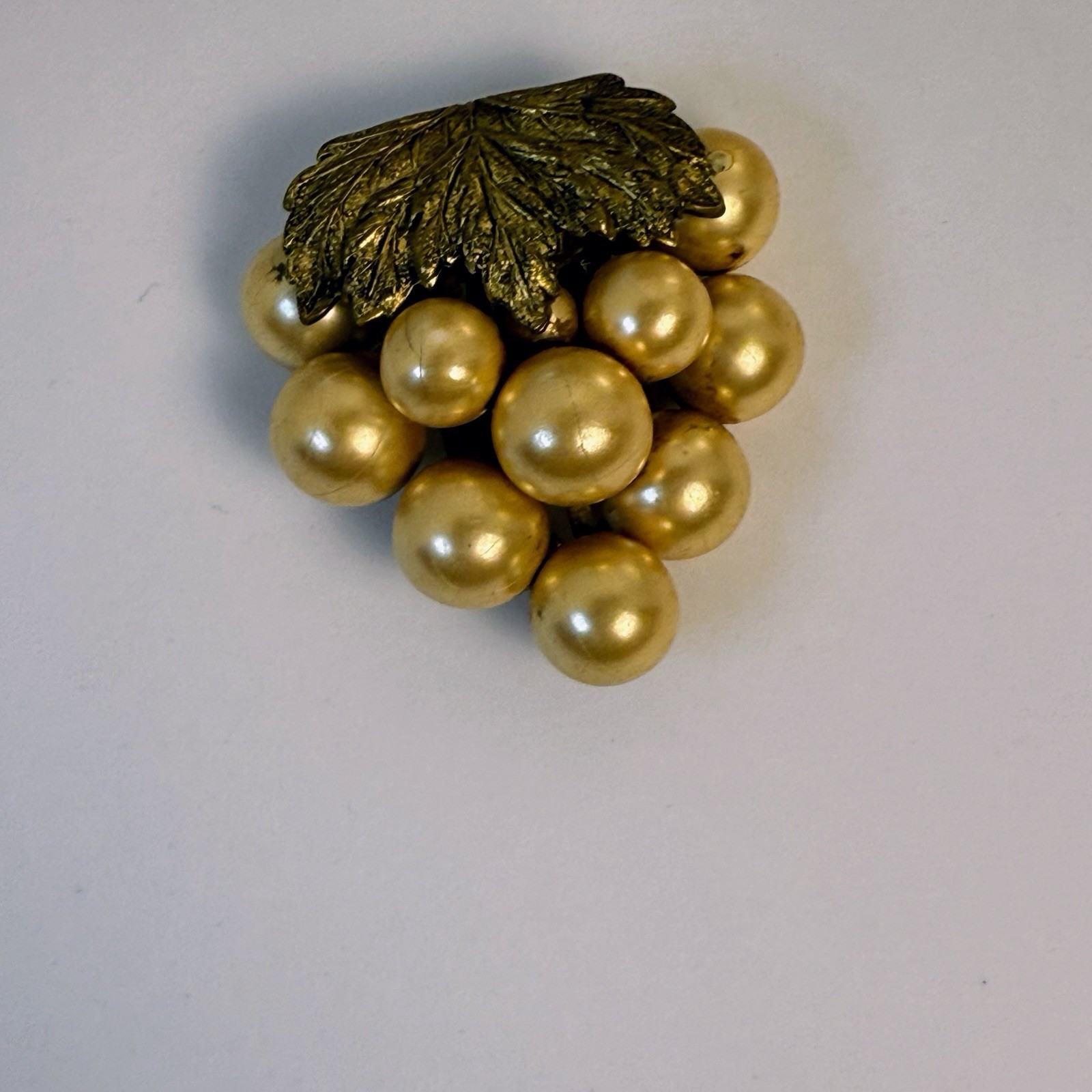 Vintage Gold Tone Bunch Of Grapes Dress Scarf Clip Collectible 2in 0092