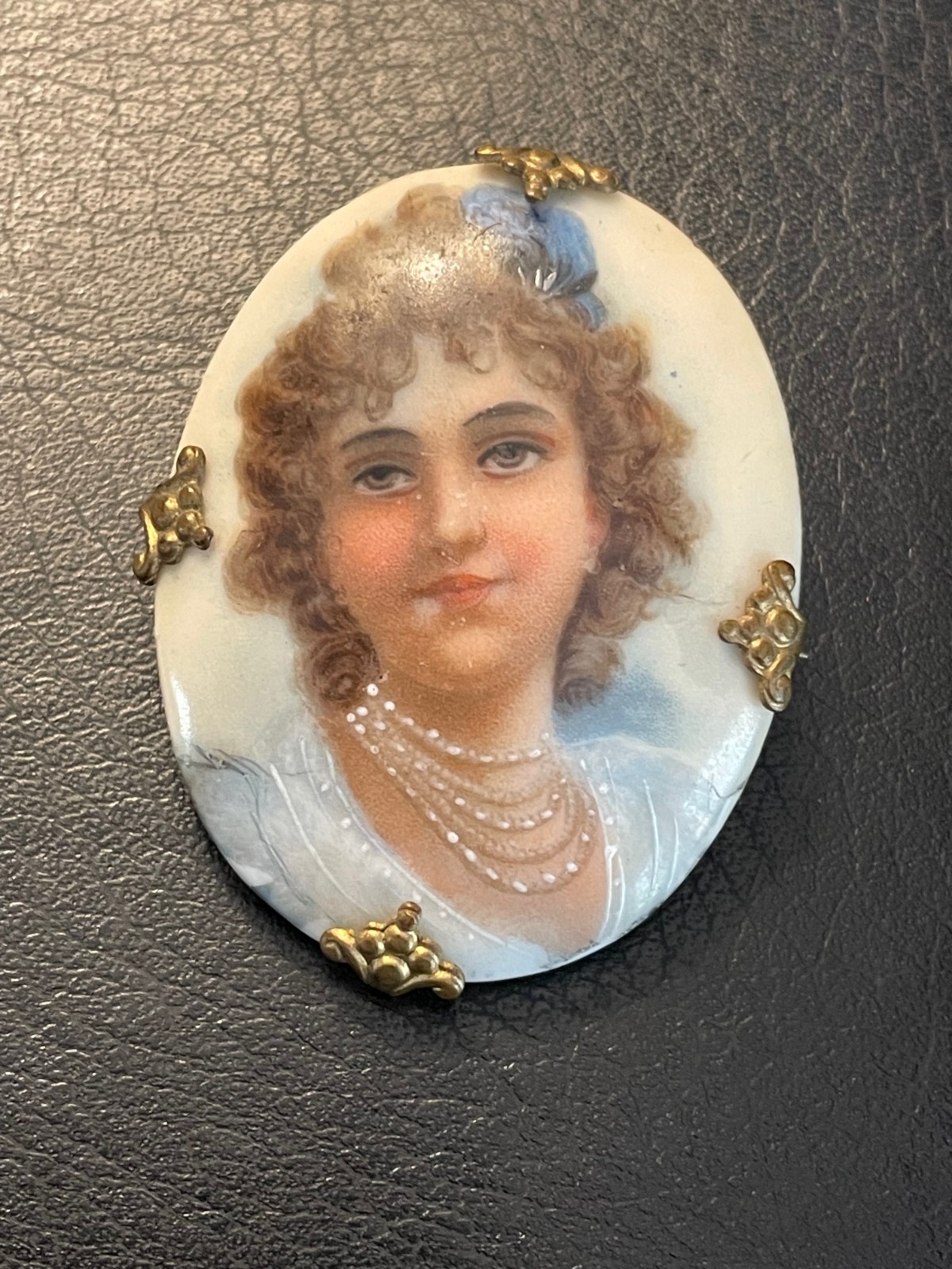 ANTIQUE ART NOUVEAU HAND PAINTED PORCELAIN PORTRAIT BROOCH Pretty Girl w/ Pearls