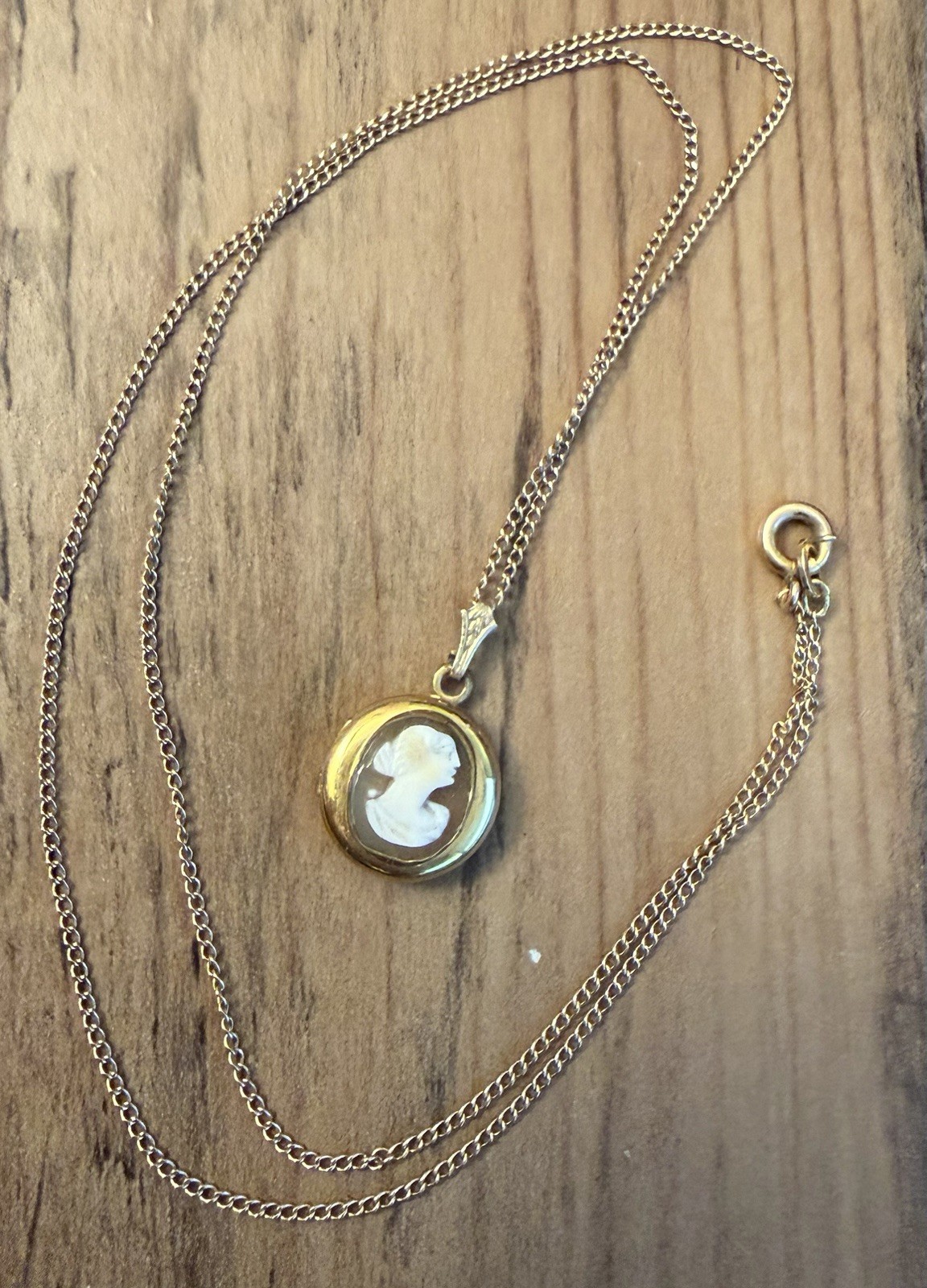 VINTAGE 12K GF CARVED SHELL CAMEO 3/4 PENDANT & 18” CHAIN