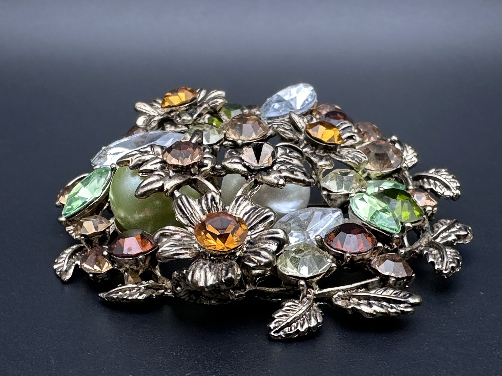 VTG GOLD TONE FLORAL PIN/BROOCH WITH GREEN, AMBER, CLEAR, BROWN RHINESTONES K832