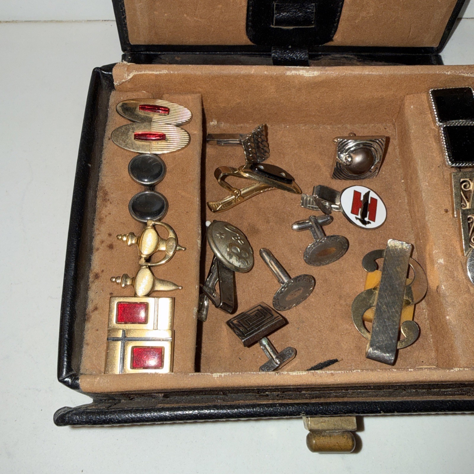 Vintage Men’s Cufflinks, Tie Bars, Money Clips & Storage Case
