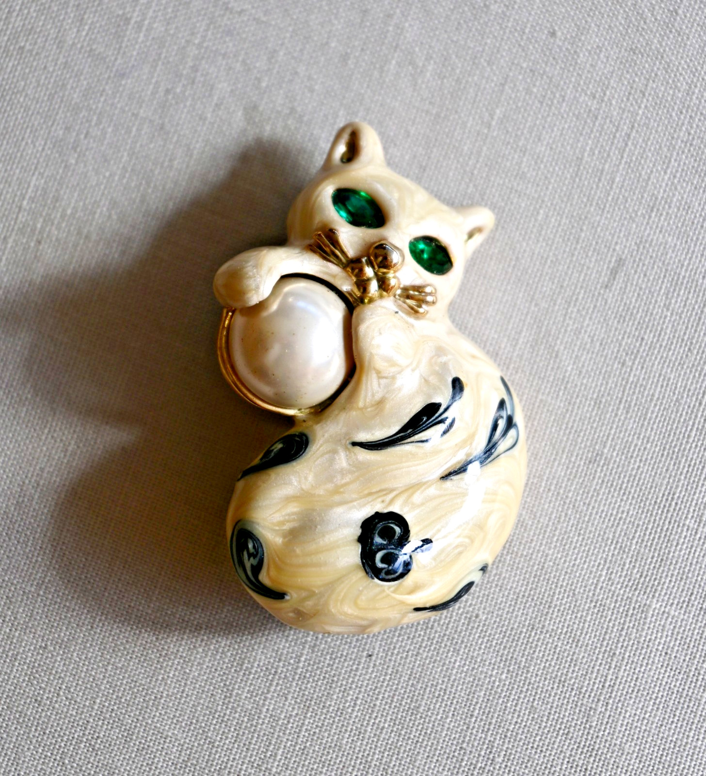 Vintage Cat Enamel Green Rhinestone Eyes Faux Pearl Cabochon Kitten Brooch Kitty