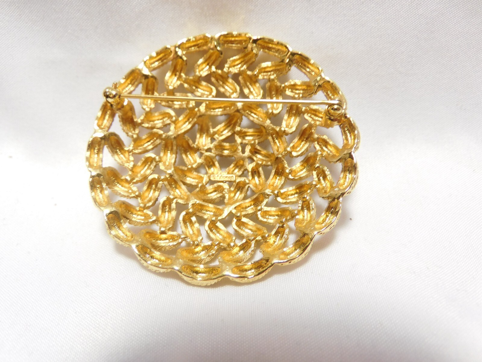 Beautiful Vintage Gold Tone Rope Knot Brooch 2X2.5 Inches (Approximate)