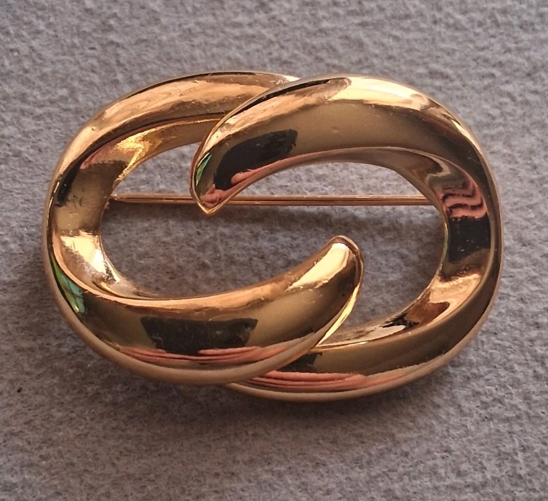 Christian Dior abstract interlocking circle gold-plated brooch. Vintage 1980s-90