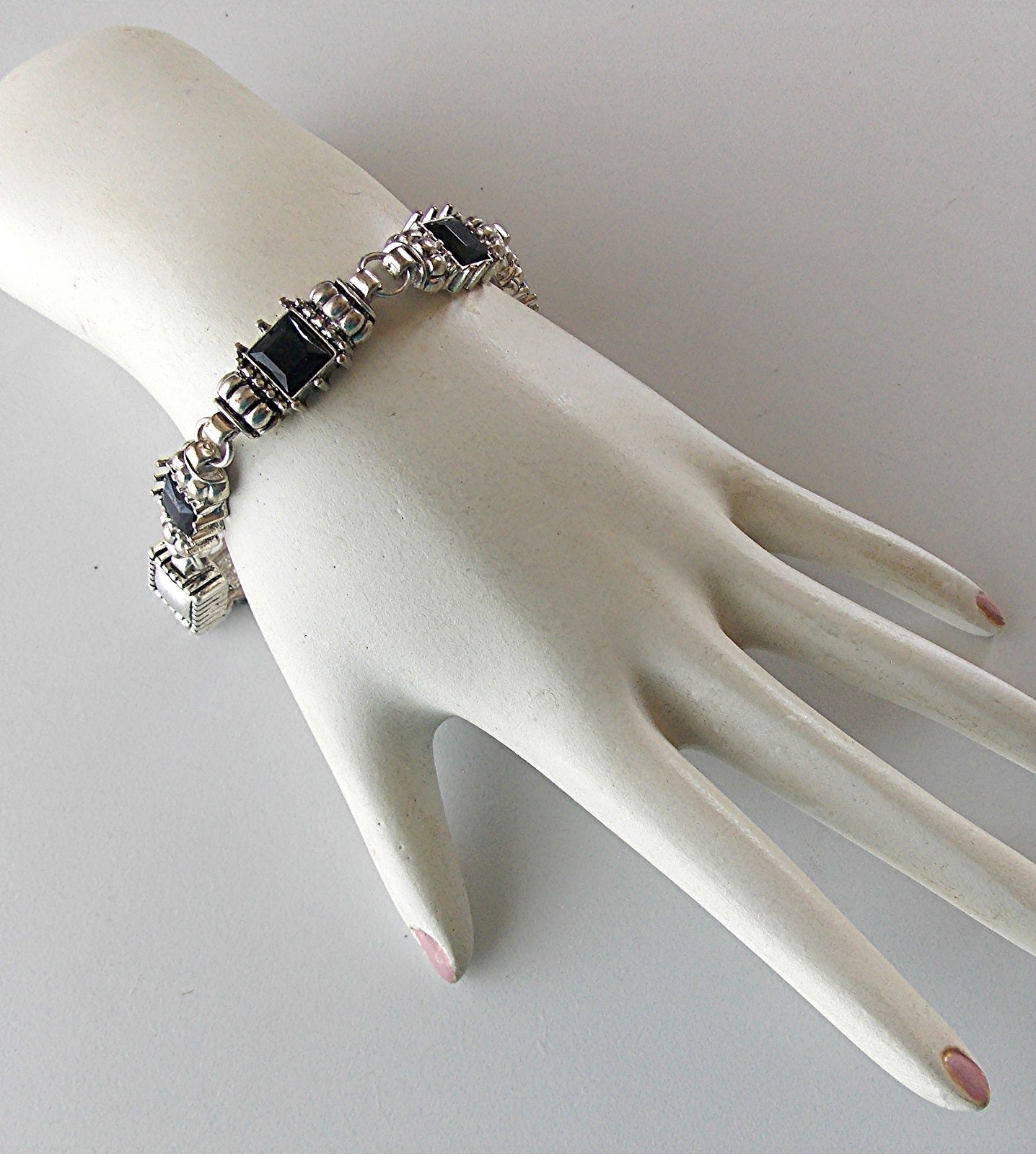VINTAGE SILVER TONE LINK BRACELET WITH BLACK GLASS CABOCHONS & A MAGNETIC CLASP
