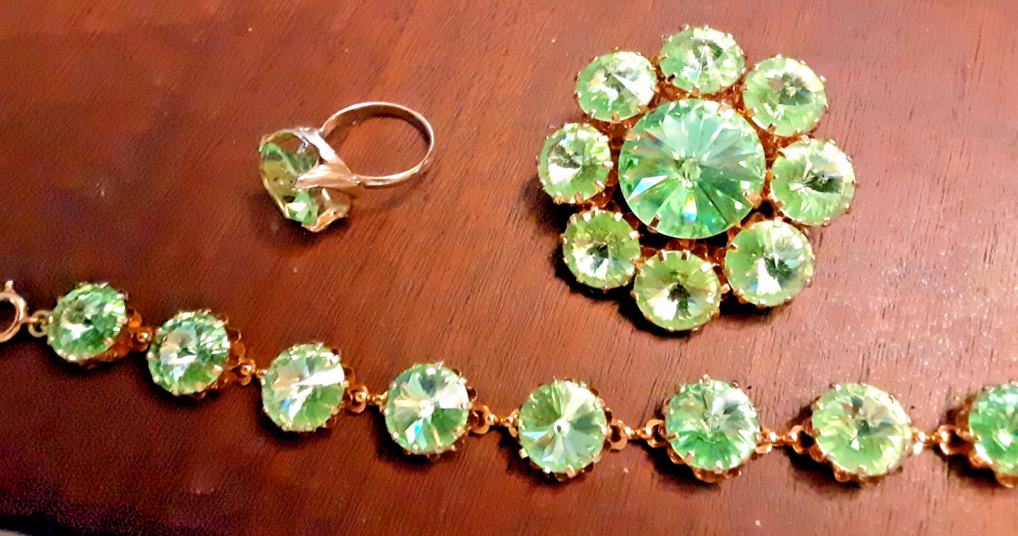 Vtg Light Green Rivoli Brooch, Bracelet, Ring Jewelry Set -Stunning!