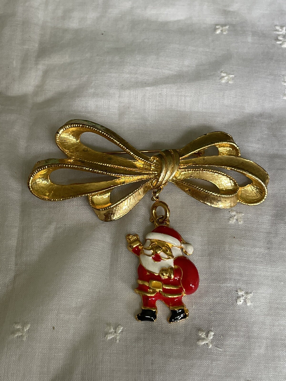 Vintage Phister Ent Christmas Jewelry Brooch Pin Santa Gold Tone Bow YT-47