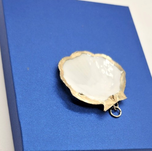Vintage Mother of Pearl Scallop Shell Pendant Gold Tone Gilded Sea Shell 1.5”