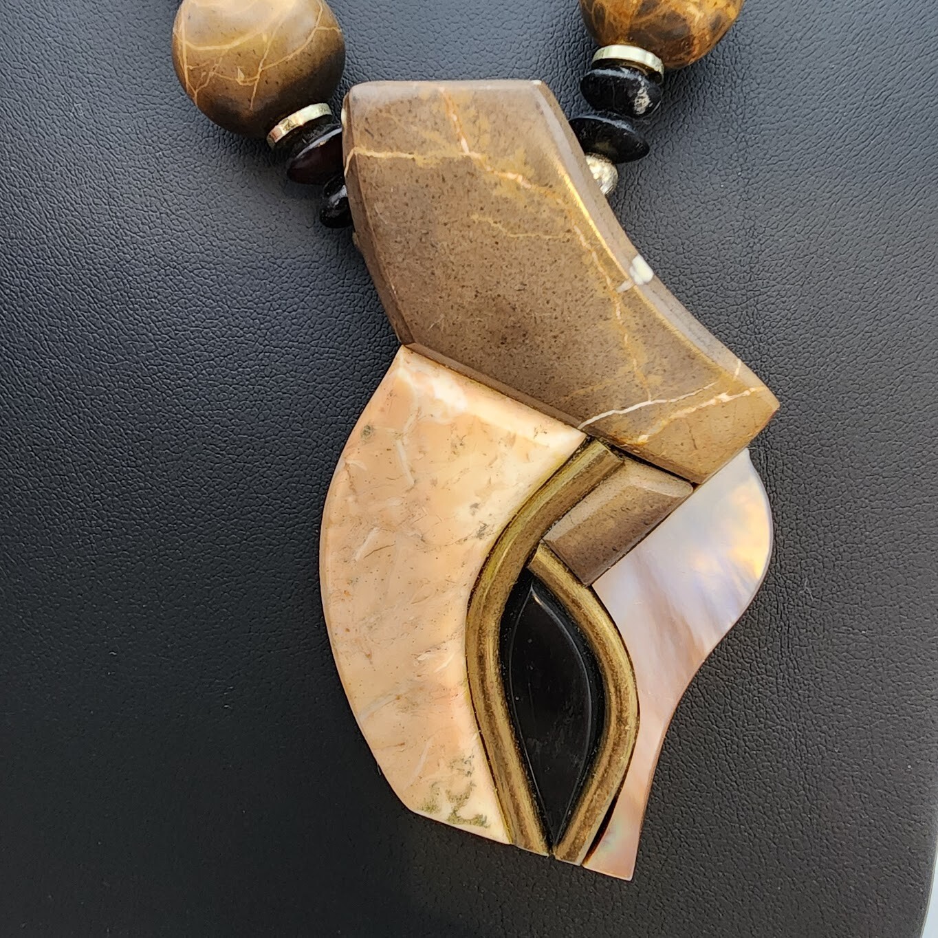 Vtg Lee Sands Crab Claw Shaped Shell Inlay Pendant Stone Black Beads Necklace