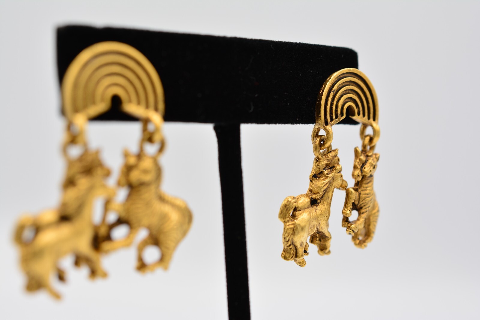 Vittorio Vintage Earrings Rainbow Animals Brushed Gold NOS 80s Signed 9C