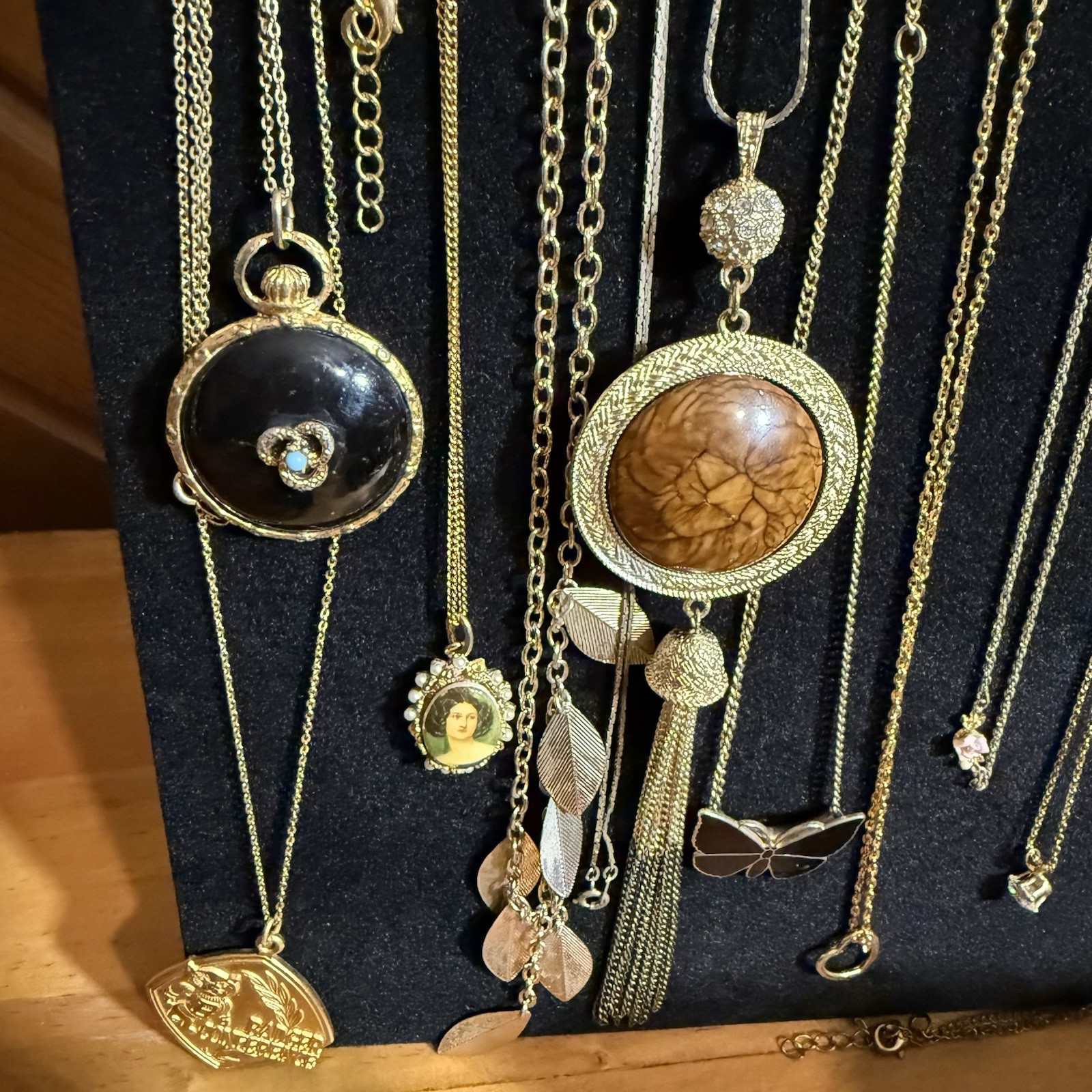107PC LOT VTG-MODERN JEWELRY L GOLD TONE FEW SIGNED DARIA/GAY BOYER/ETC WEARABLE