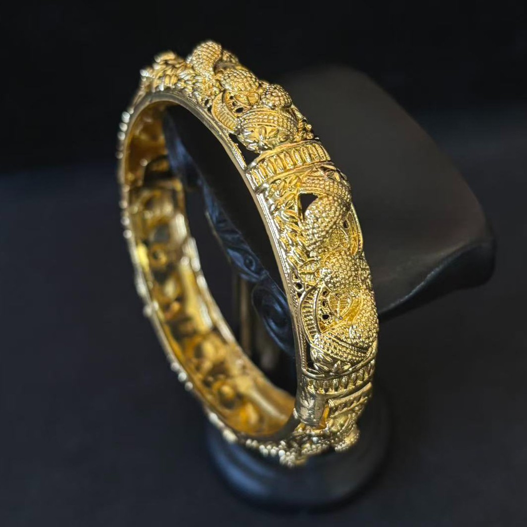 VTG Relief Floral Bangle Bracelet Openable Gold-plated (NOT SURE), 7.4 inch