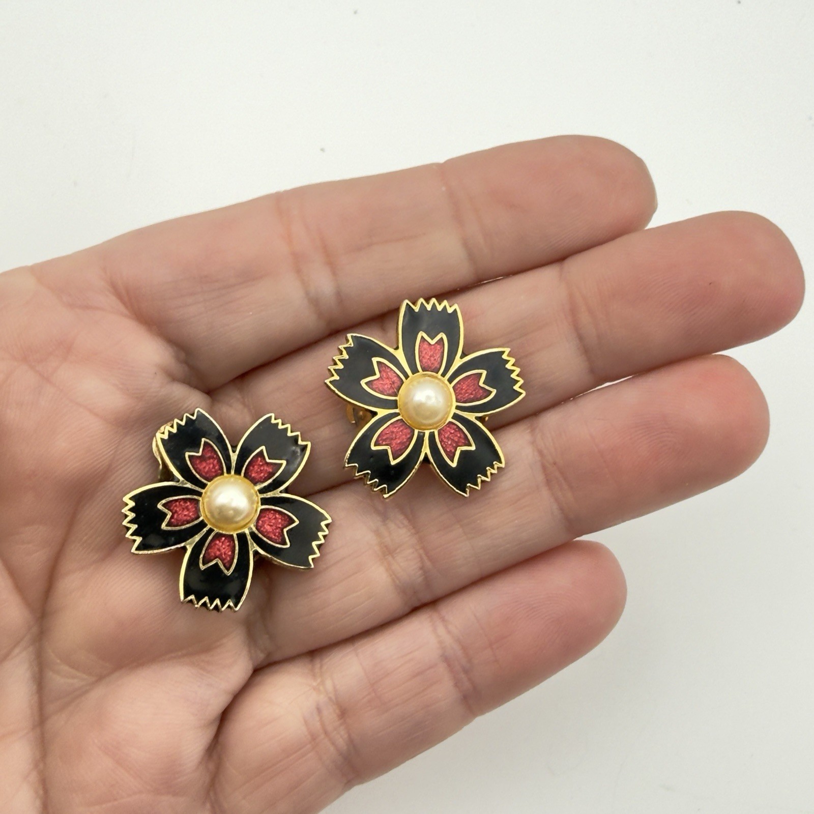Cloisonne Black Red Enamel Flower Clip On Earrings Faux Pearl Gold Tone Vintage