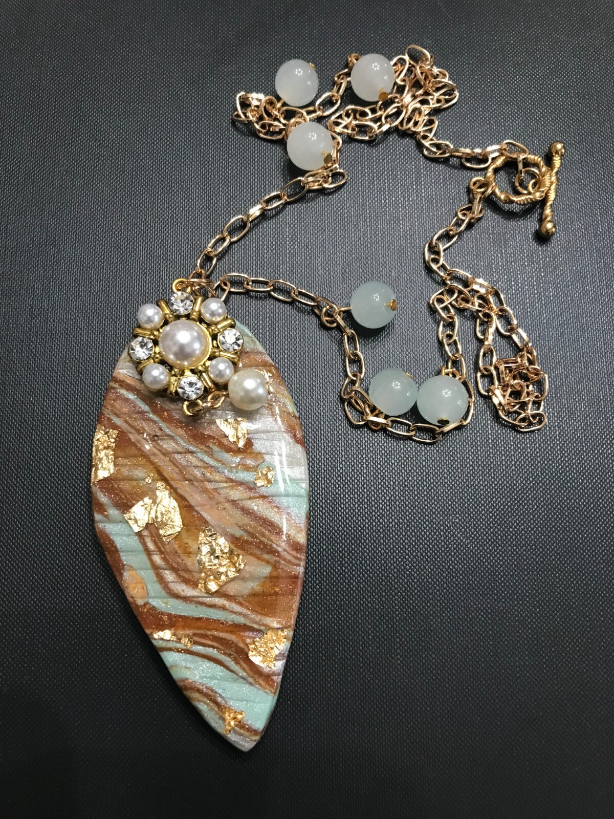 GOLD & BROWN TEARDROP SHAPE PENDANT NECKLACE WITH GOLD TONE PAPERCLIP CHAIN