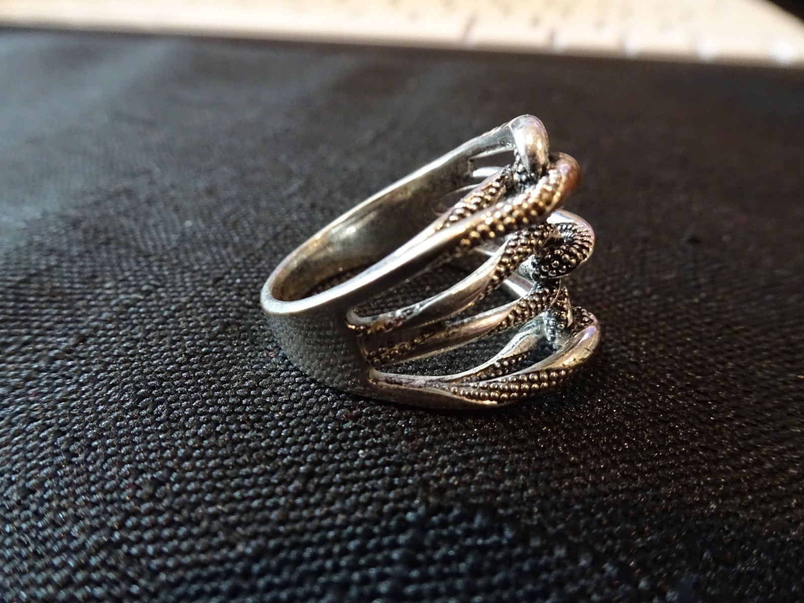 # 836-VINTAGE STERLING SILVER RING-925-SIZE8.5–DIFFERENT