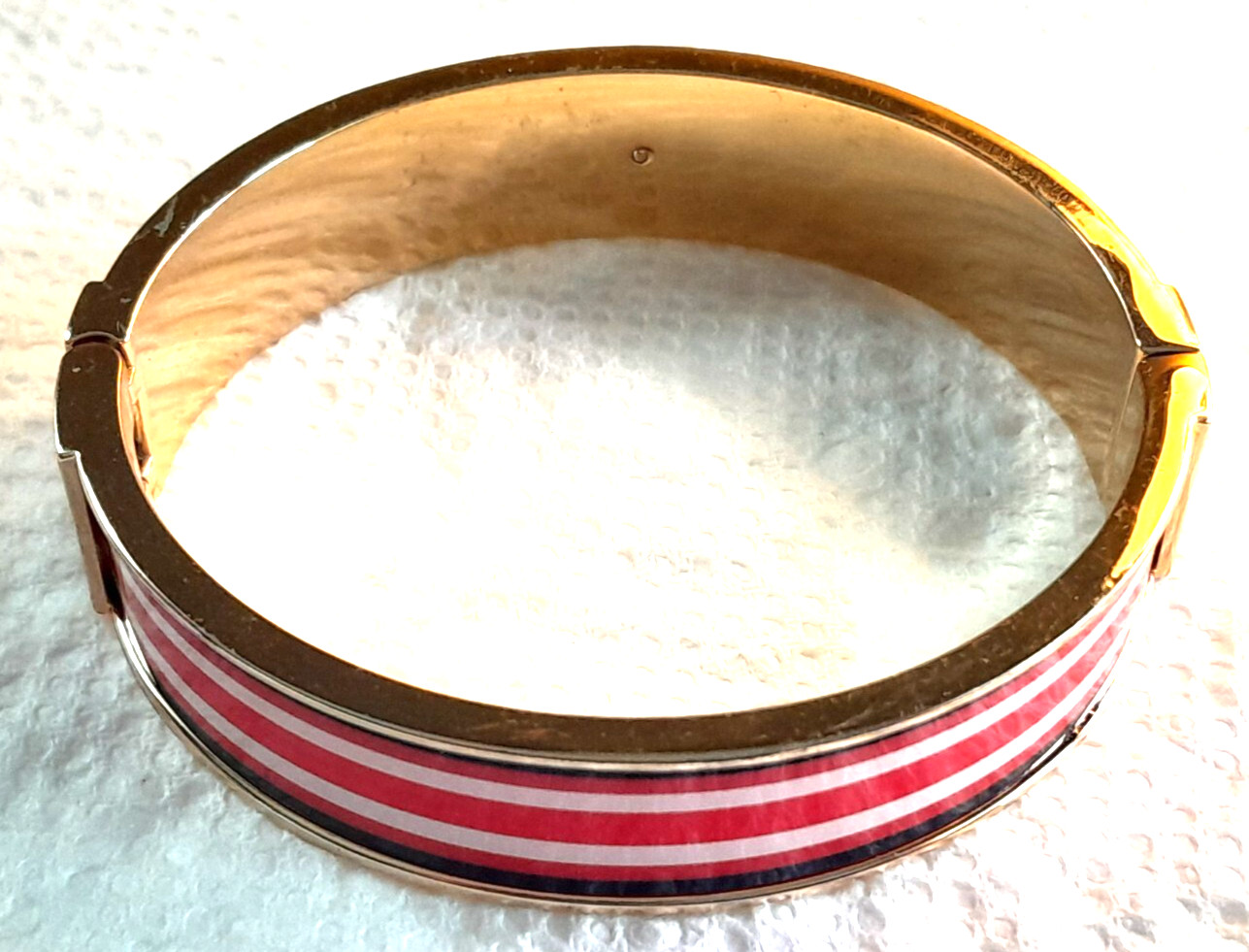VINTAGE 90’s RED WHITE & BLACK ENAMELED GOLD TONE METAL BANGLE CLAMPER BRACELET
