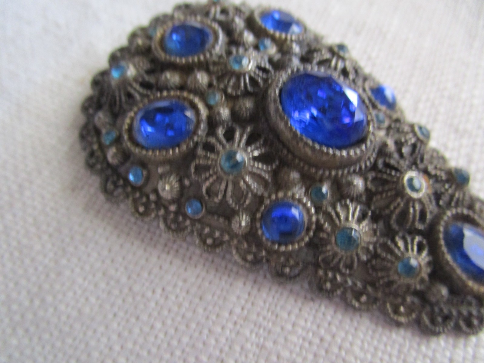 VTG New England Glass Works silver tone, blue stone Dress Clip OCT25-12