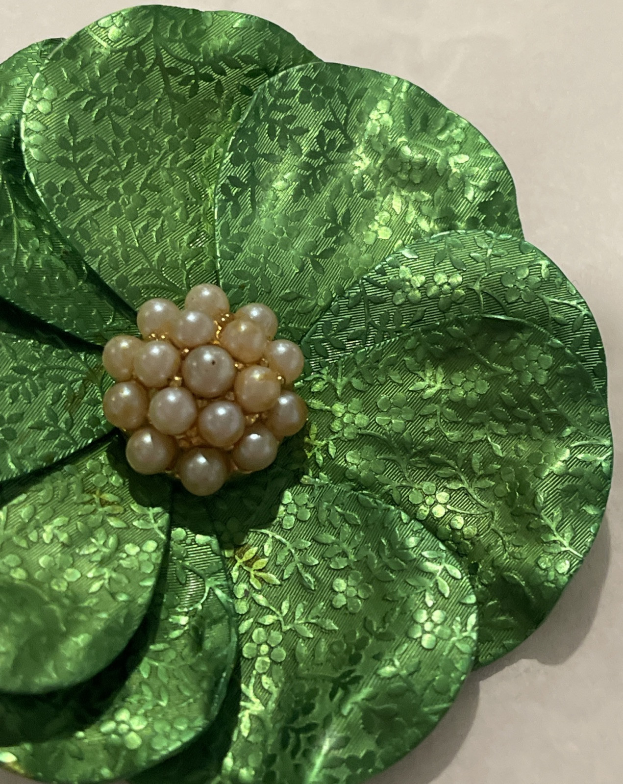 VINTAGE Printed METAL ENAMEL FLOWER PIN BROOCH GREEN PETALS 3″ BLOOM Beaded Gold