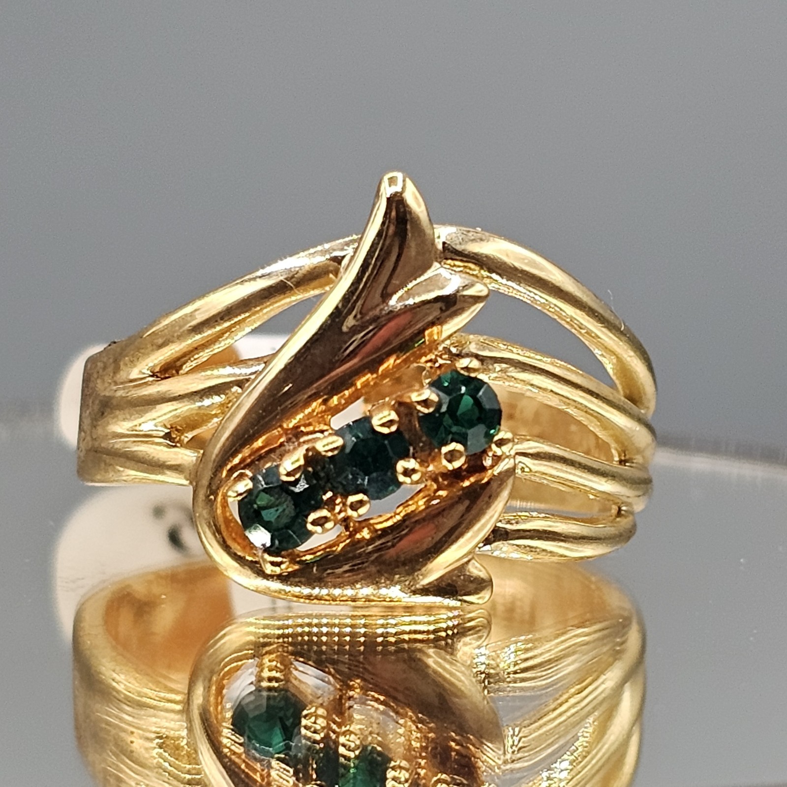 Vtg 18k Gold Plated Green Crystal Birthstone Ring May Birthday Swoop Size 8.5