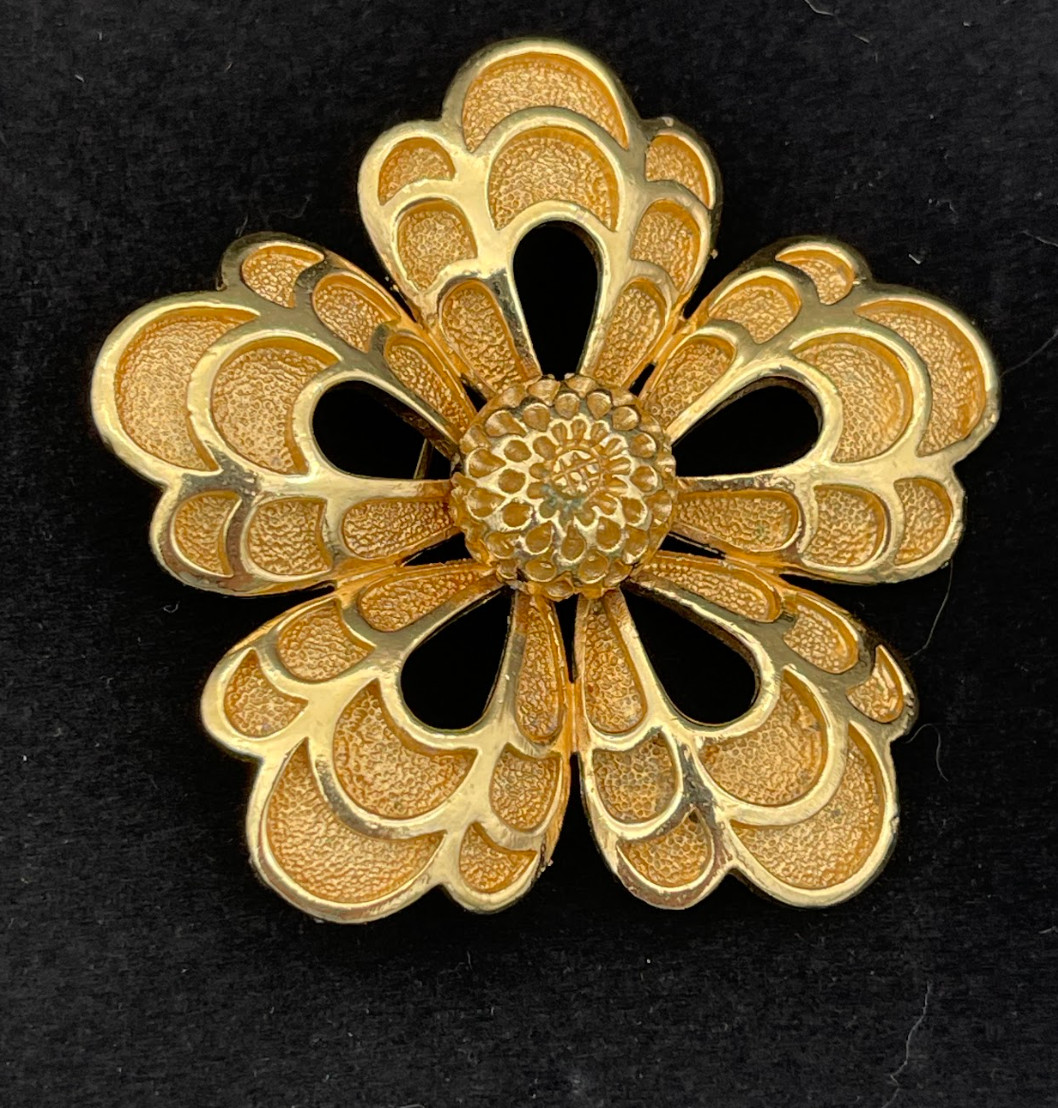 Lot Vintage Brooch and pin Gold Tone Collection Unmarked 60s, 70s or 80s