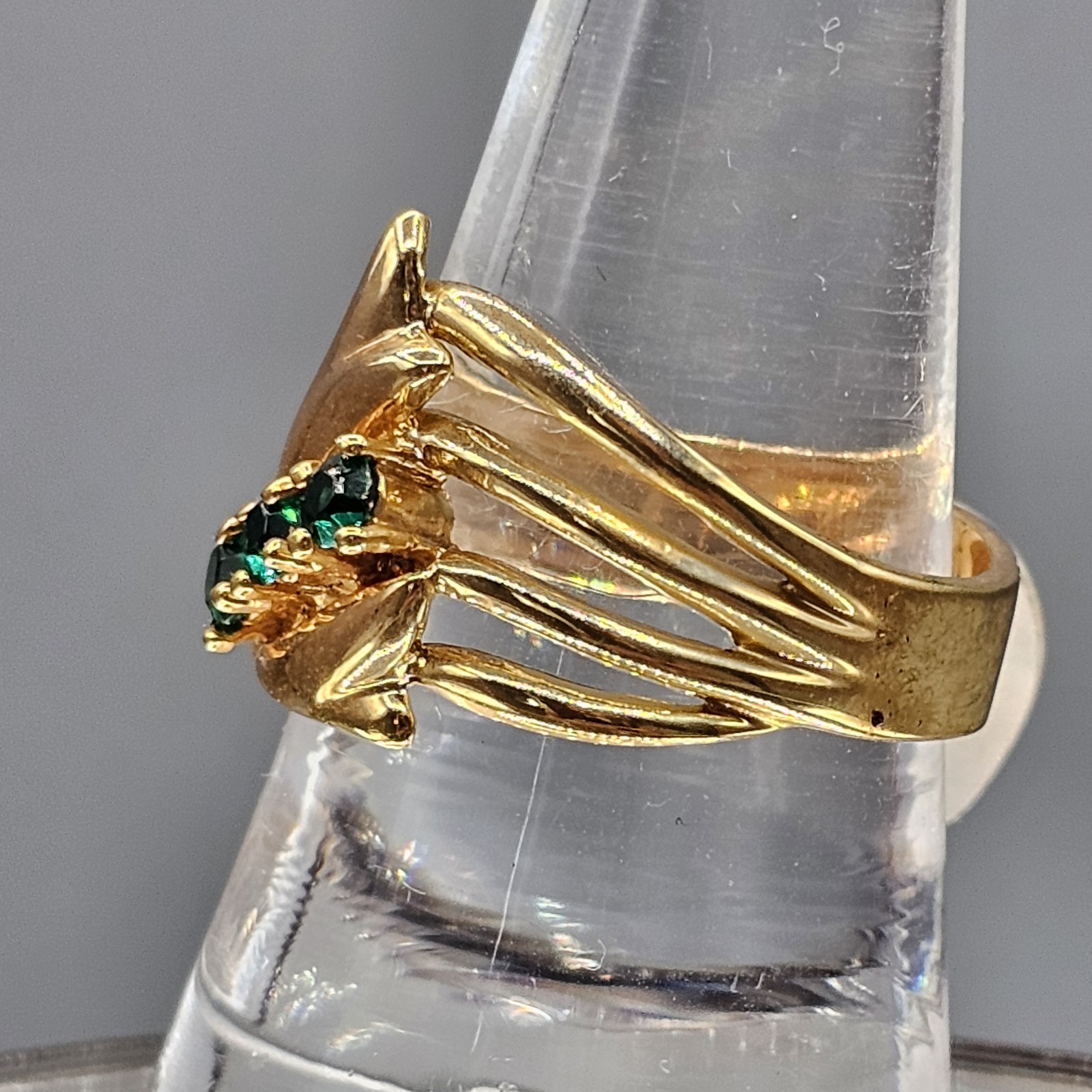 Vtg 18k Gold Plated Green Crystal Birthstone Ring May Birthday Swoop Size 8.5