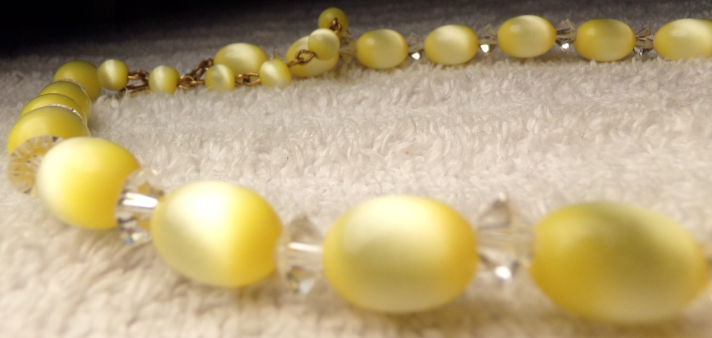 VTG 1940 SOFT YELLOW INTENSE MOONGLOW CATEYE ACRYLIC CRYSTAL CHOKER NECKLACE 16″